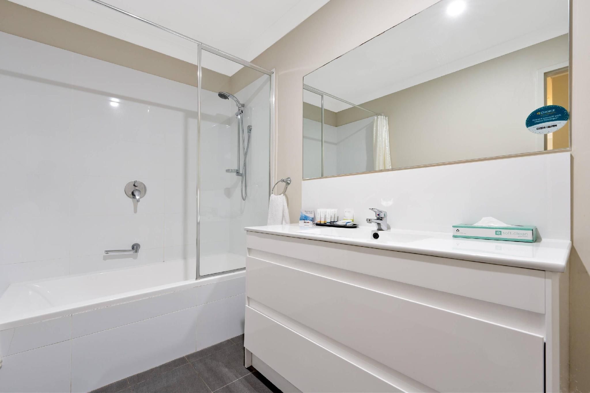 1 Queen Bed, 2 Single Beds, Suite, Nonsmoking, Upgrade