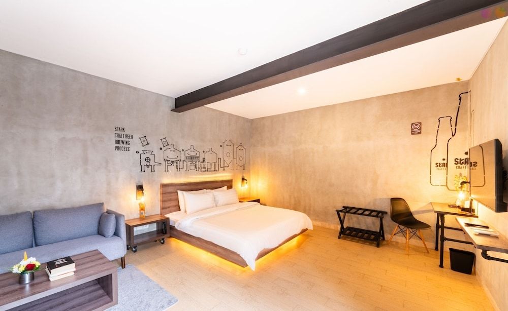 Grand Deluxe Stark Room