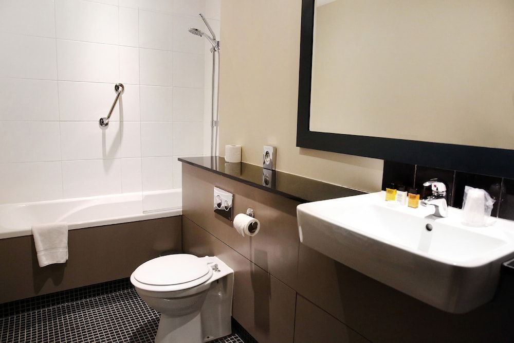 Denham Grove Deluxe Double Room, 2 Twin Beds 4