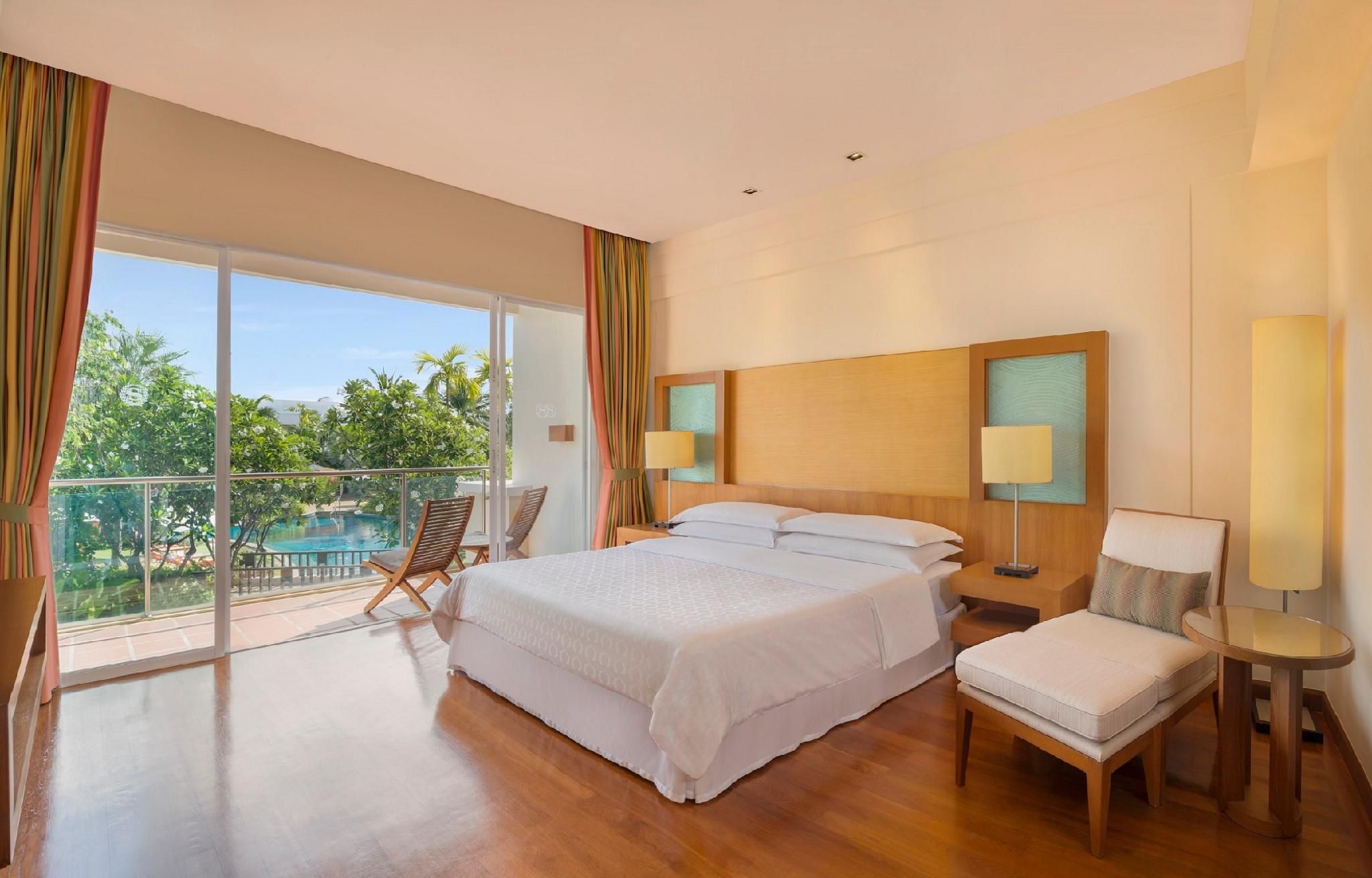 Lagoon Access Suite, 1 Bedroom Suite, 1 King, Sofa bed, Poolside view, Large Lagoon access