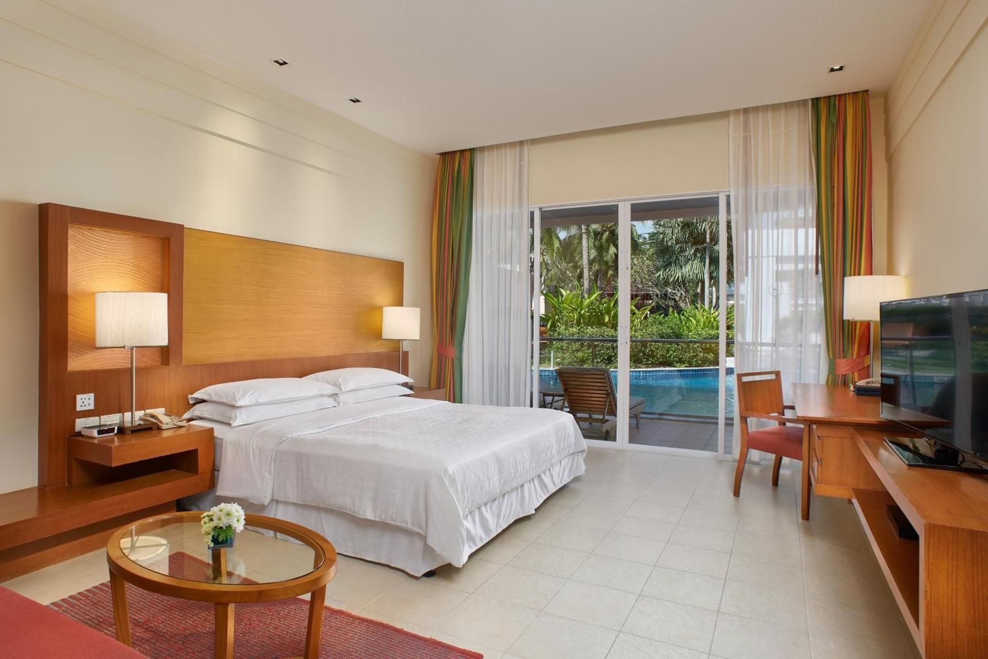 Premium Lagoon Access, Guest room, 1 King, Poolside view