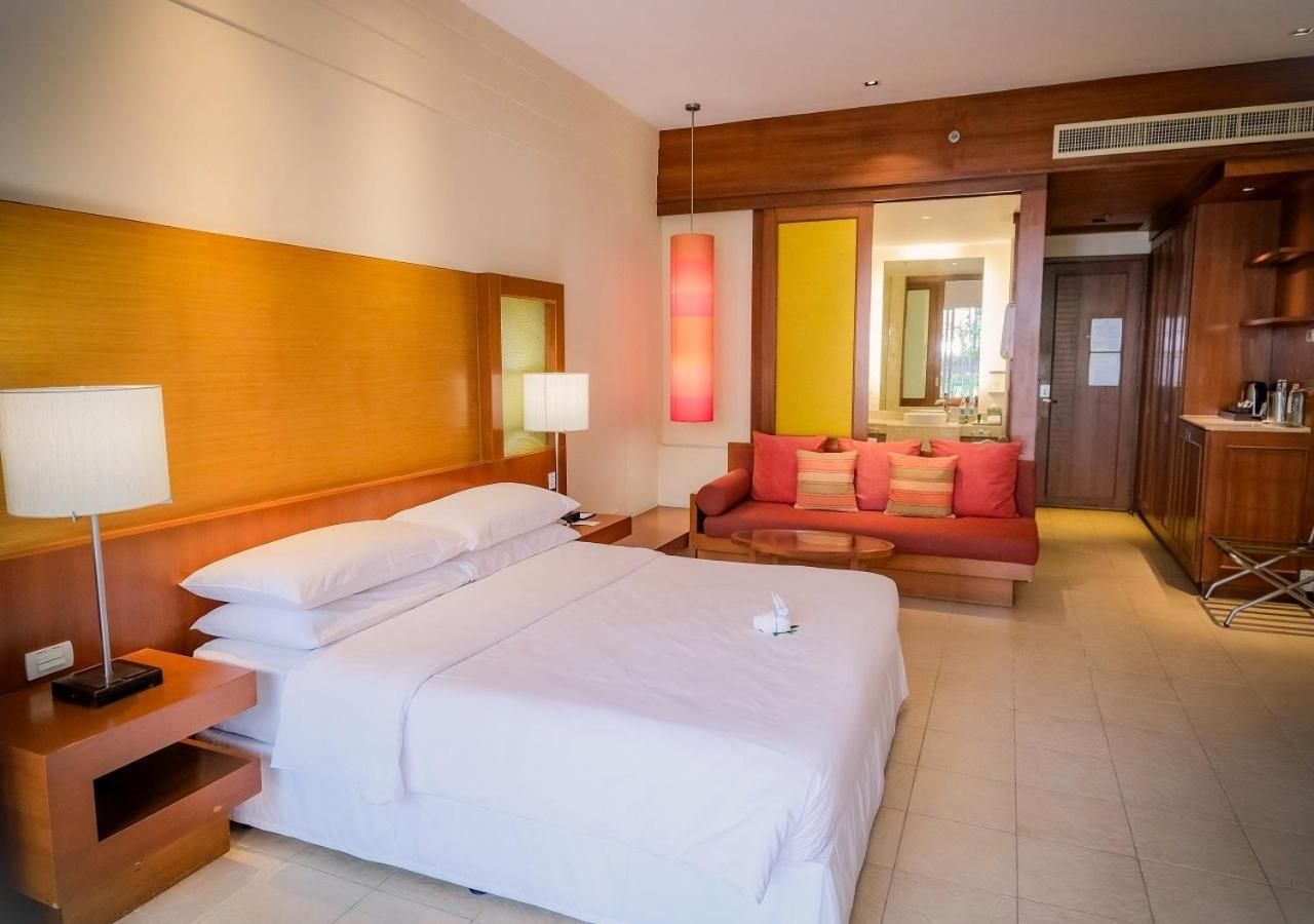 Premium Lagoon Access, Guest room, 1 King, Poolside view