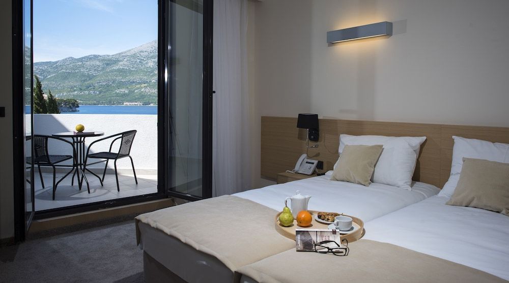 Superior double room with seaside balcony, additional bed