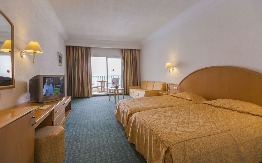 Quadruple Room (1 Adulte+ 3 Enfants)