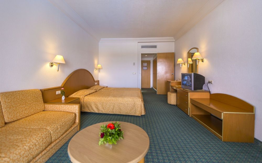 Quadruple Room (1 Adulte+ 3 Enfants)
