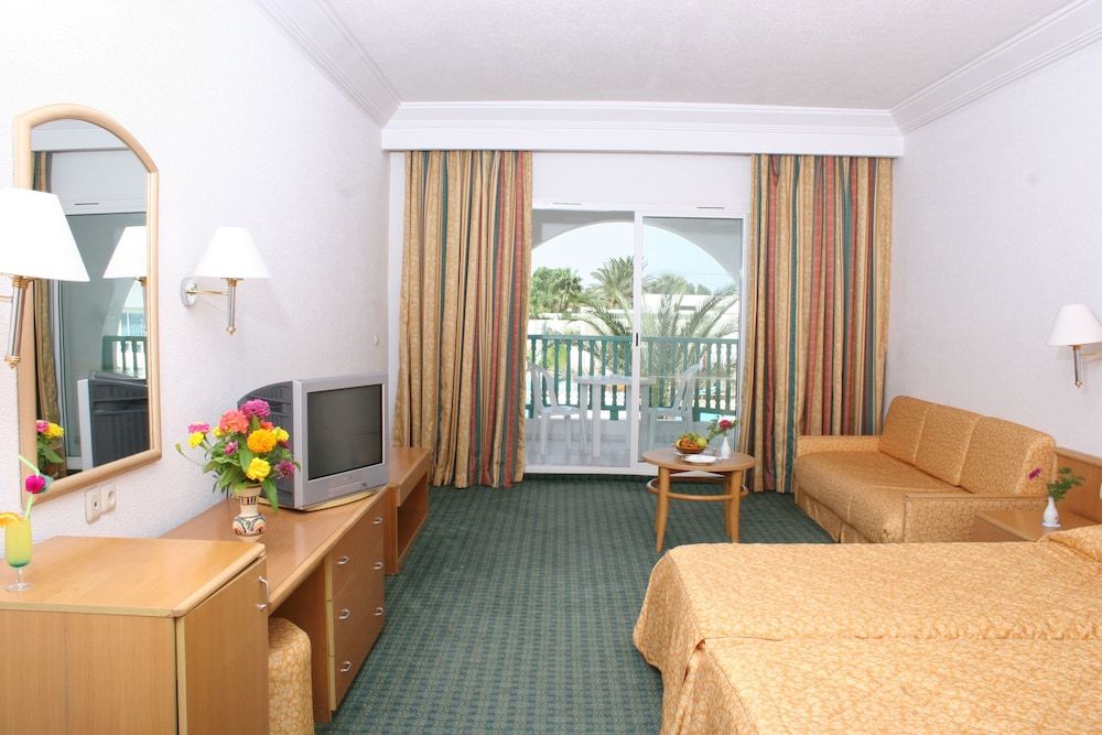 Quadruple Room (3 Adultes+ 1 Enfant)