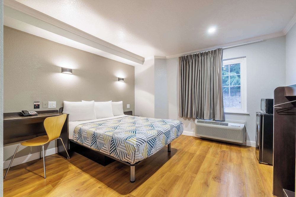 Deluxe Room, 1 Queen Bed, Accessible, Non Smoking