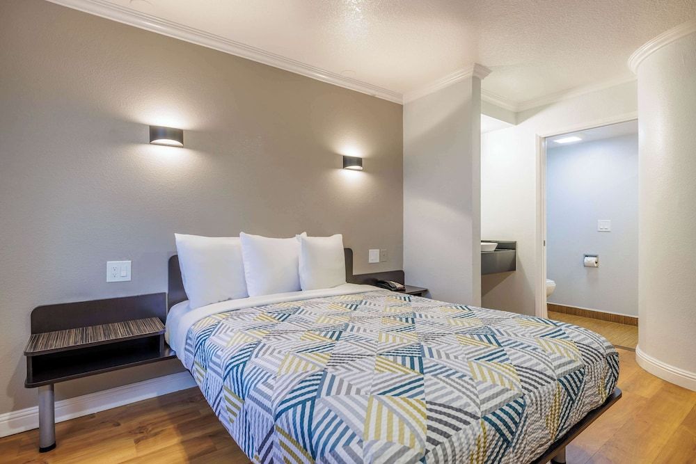 Standard Room, 1 Queen Bed, Non Smoking, Refrigerator & Microwave