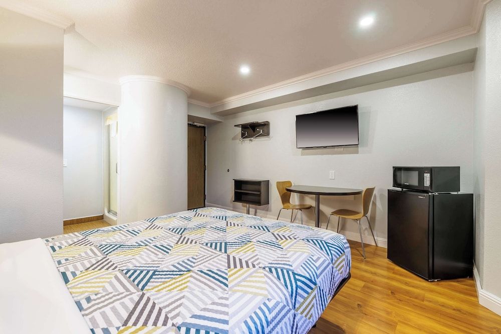 Standard Room, 1 Queen Bed, Non Smoking, Refrigerator & Microwave