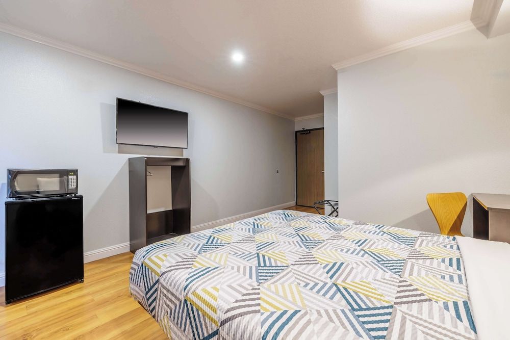 Deluxe Room, 1 Queen Bed, Accessible, Non Smoking