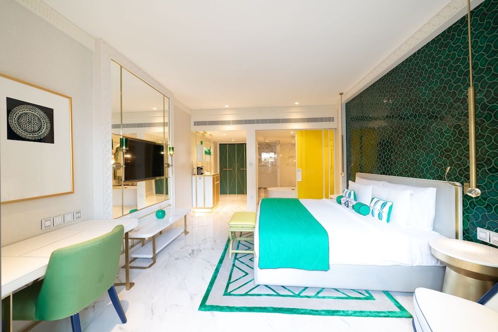 Premium Room, 1 King Bed, Pool Access