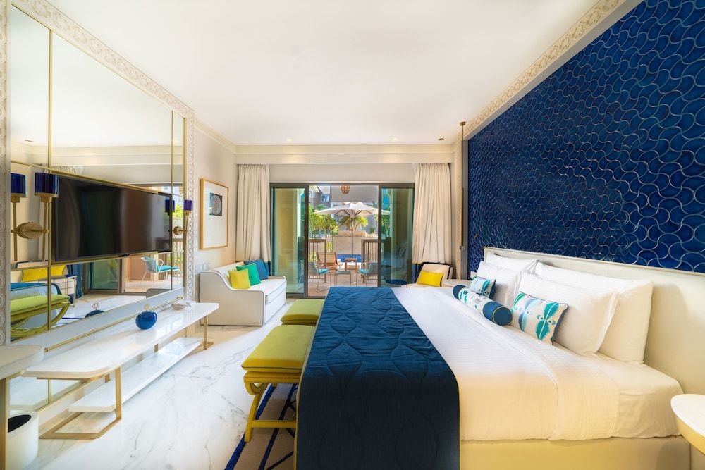 Premium Room, 1 King Bed, Pool Access