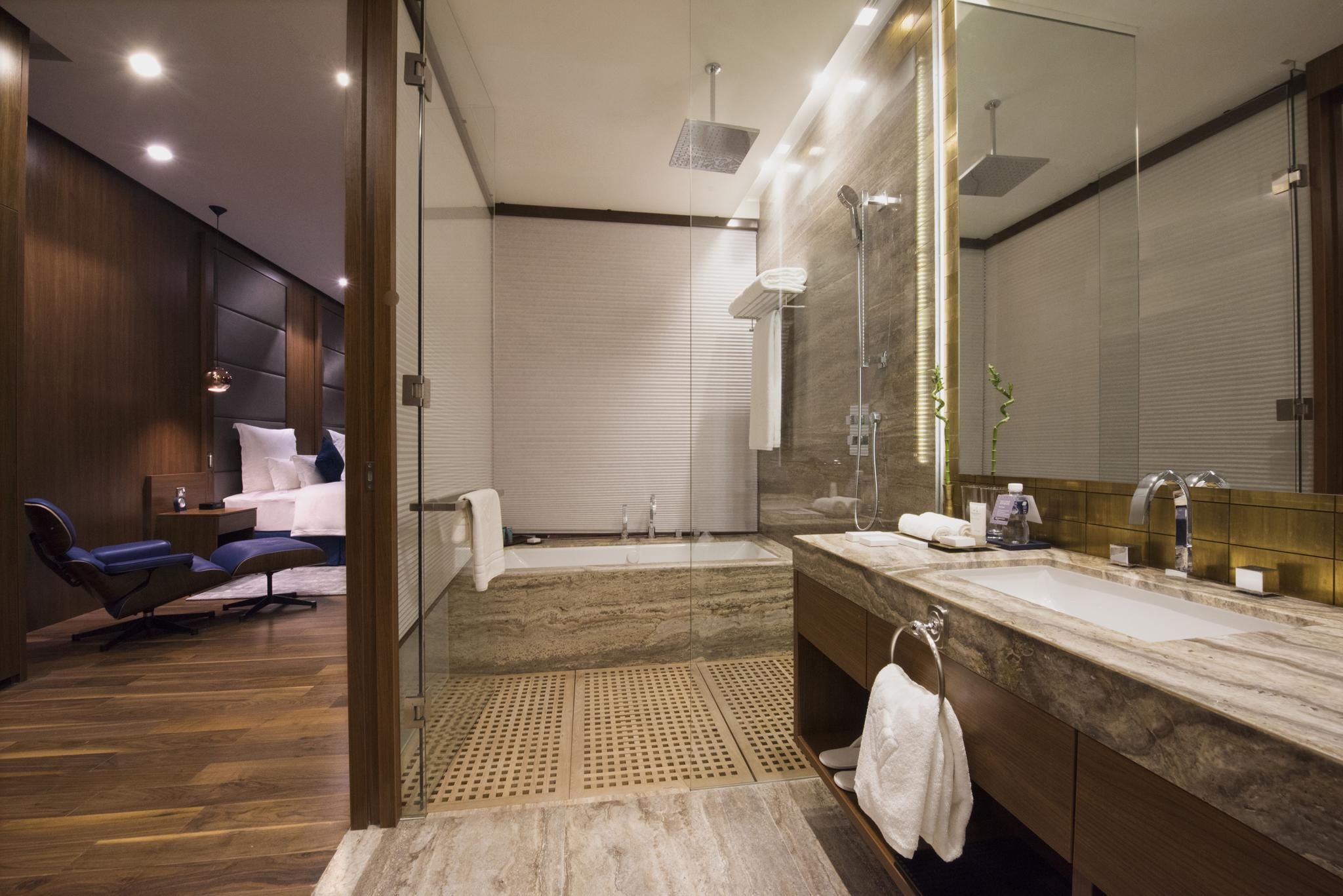 Junior Suite King Accessible Room