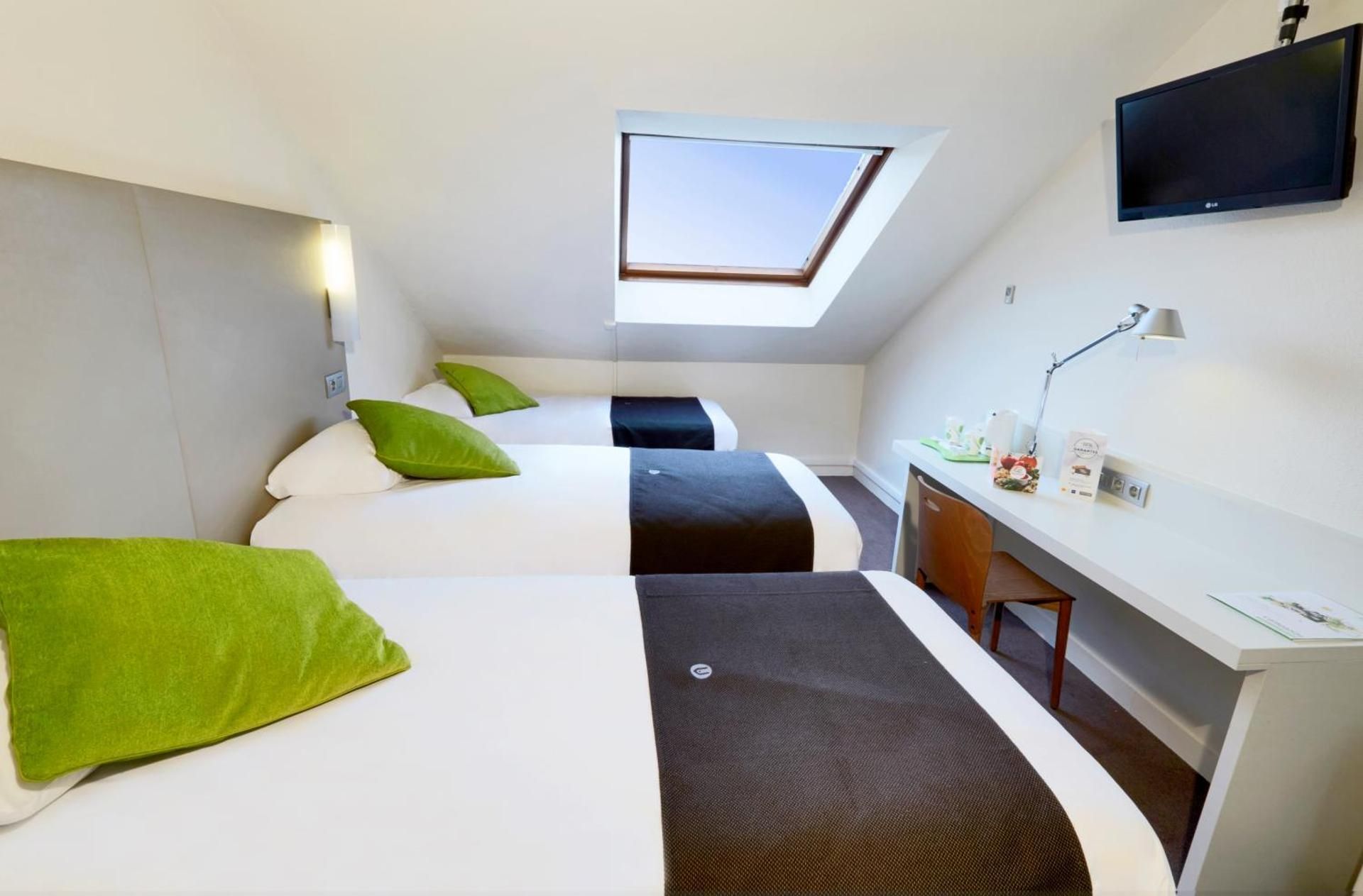 Standard Room With Three Single Beds