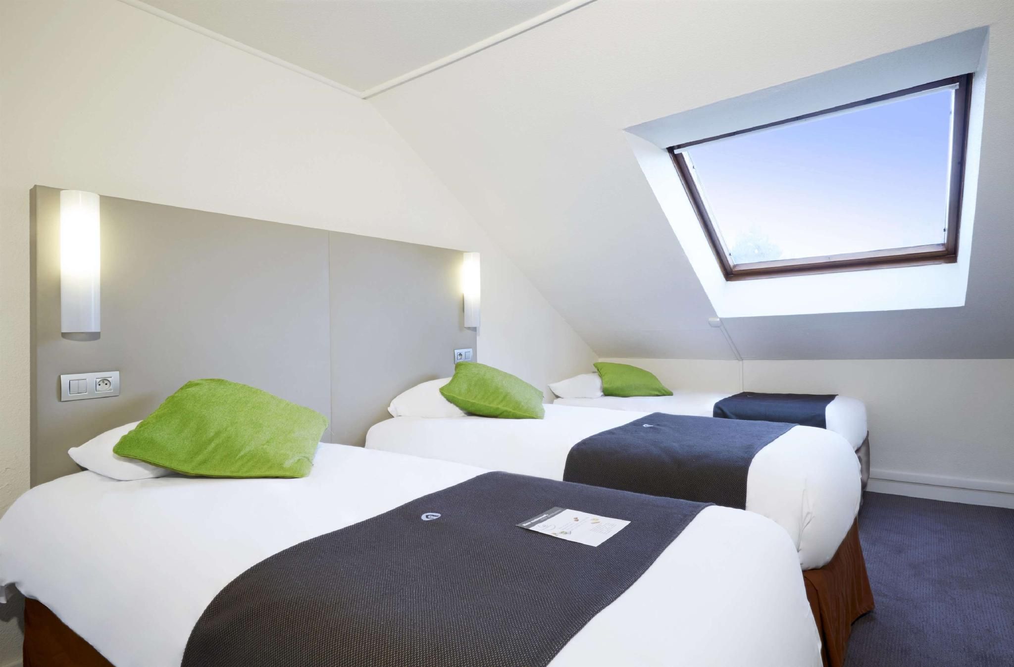 Room Next Generation - 3 Single Beds