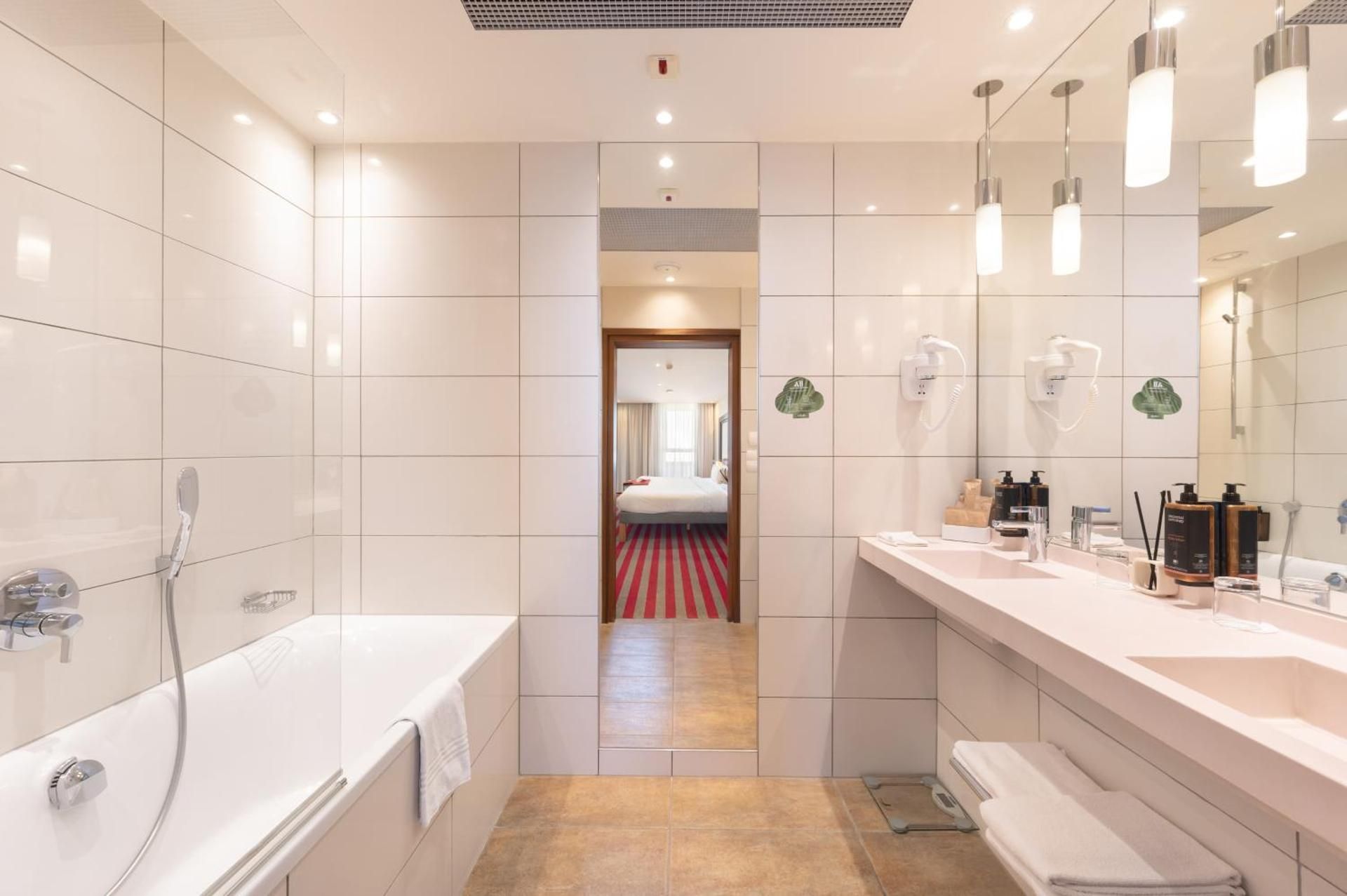 Deluxe Queen Suite