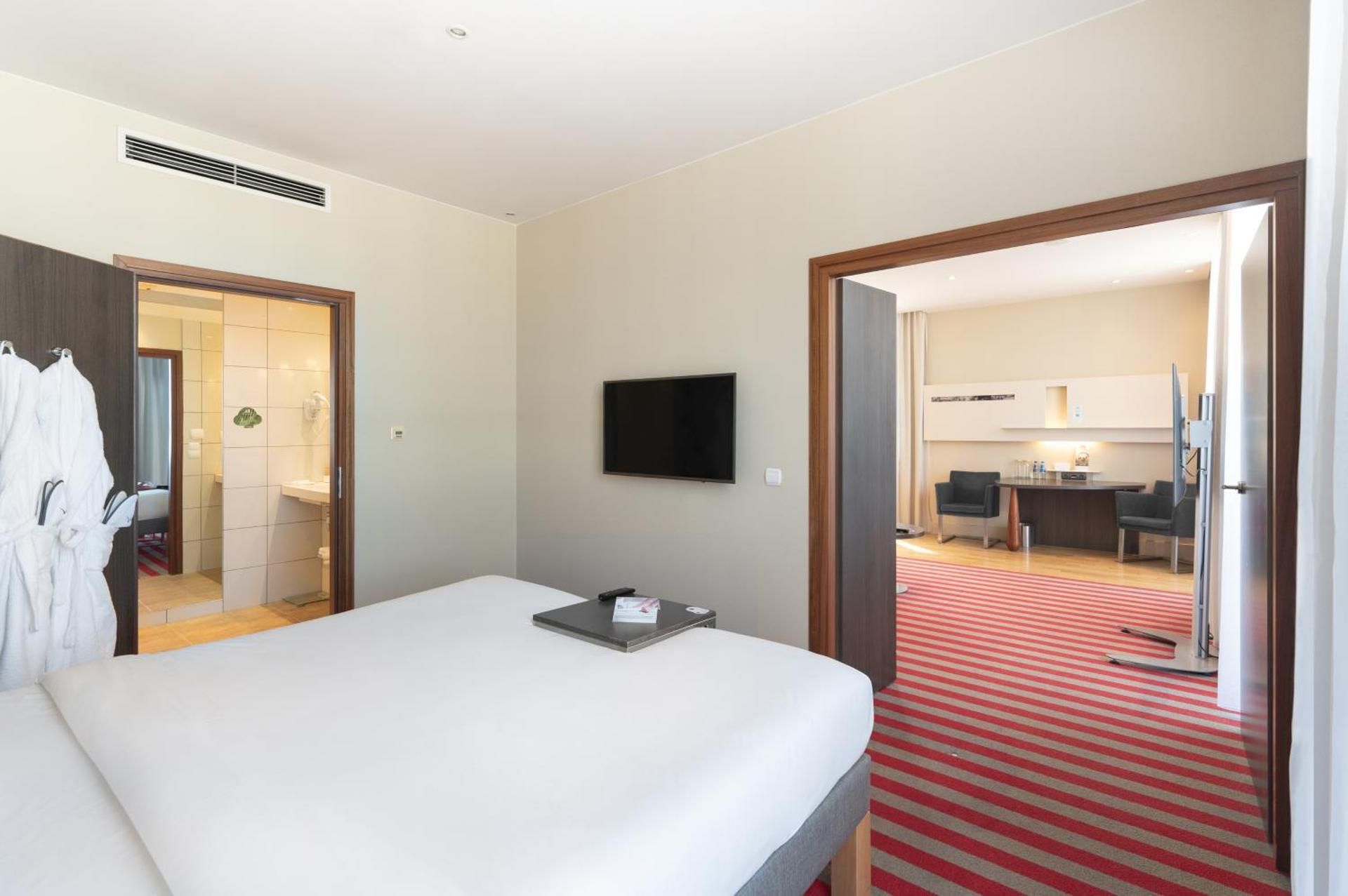 Deluxe Queen Suite