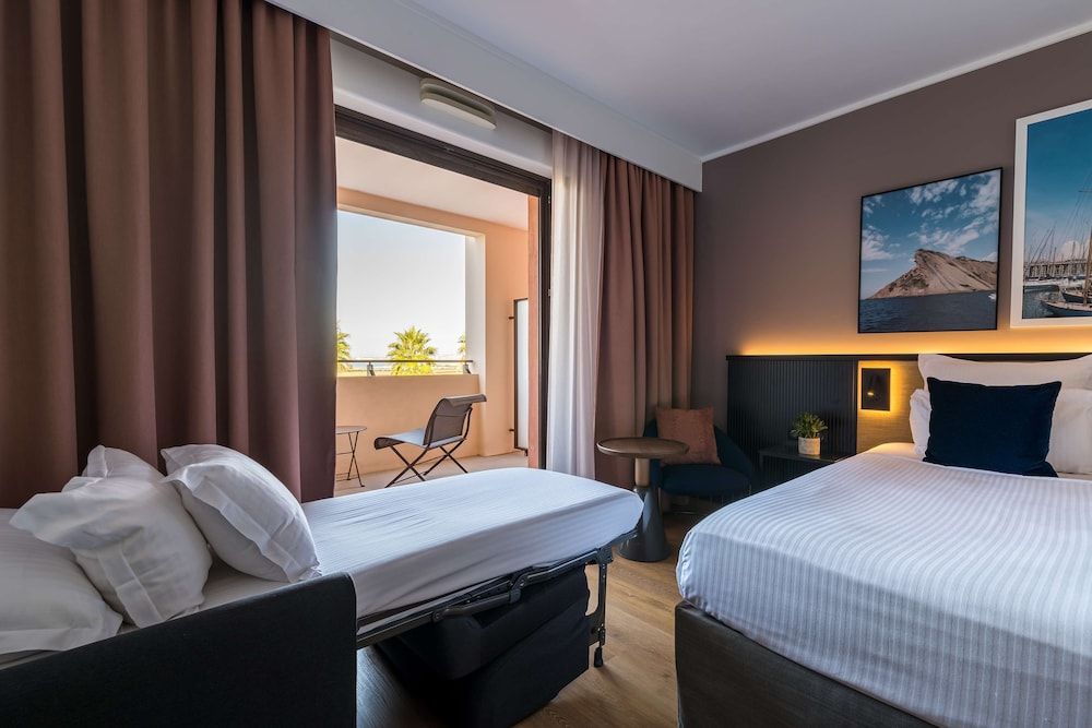 Deluxe Room with terrace and sea view