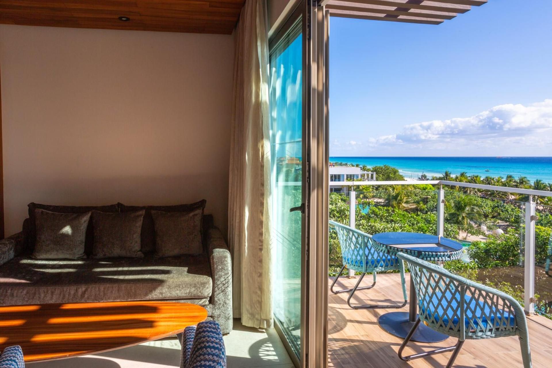 Platinum King Master Suite Ocean Front ( 2 adults + 1 child )