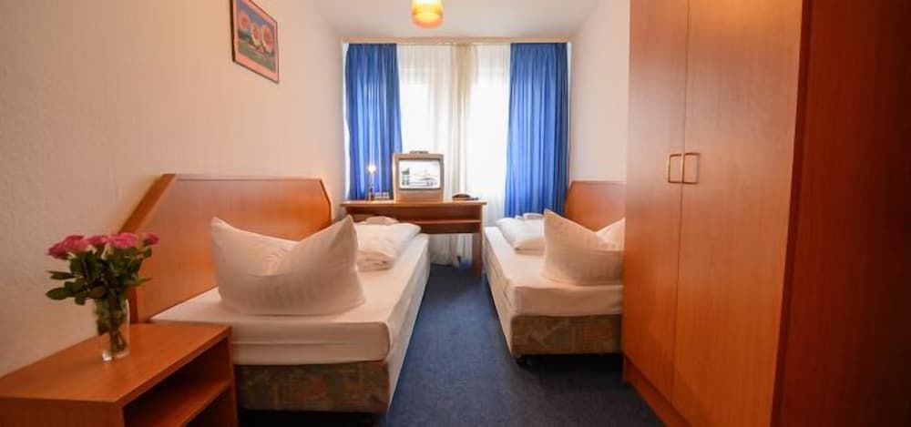 Hotel Himalaya Frankfurt City Messe Economy Double or Twin Room, Shared Bathroom 2