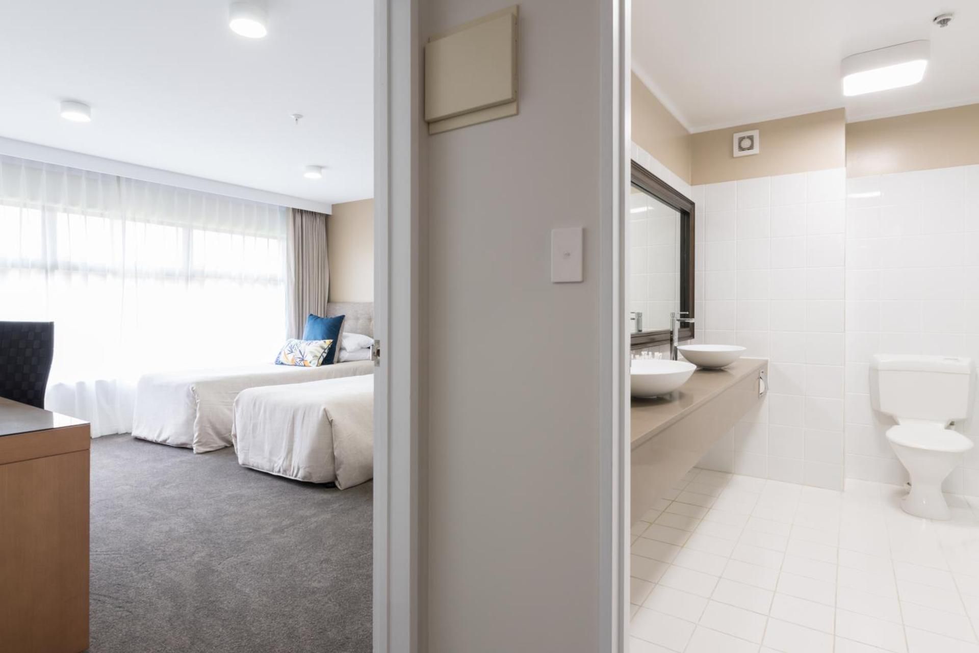 Distinction Hamilton Hotel & Conference Centre Superior Triple Room 2
