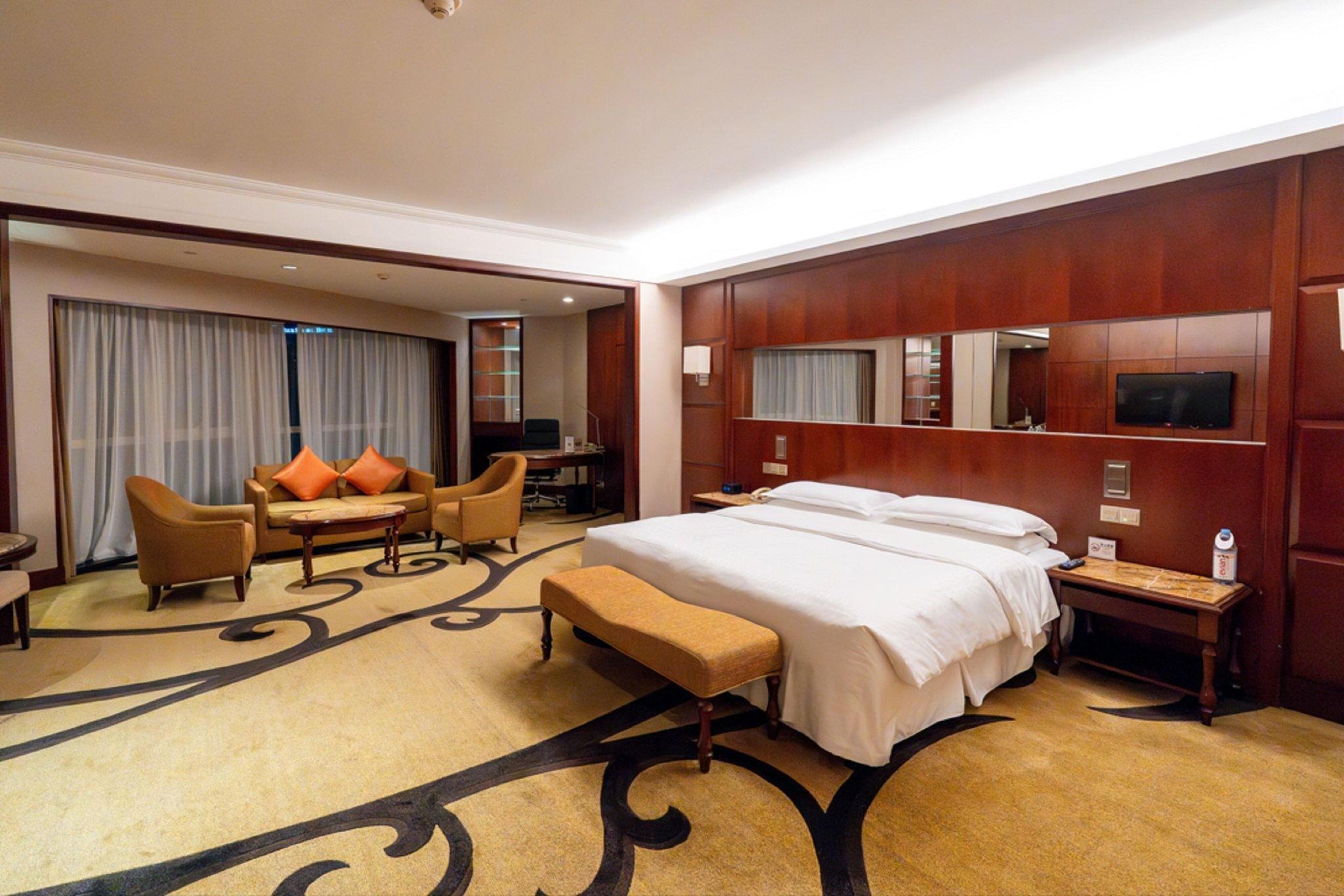 Panoramic Studio Suite, Club lounge access, Suite, 1 King, Skyline view