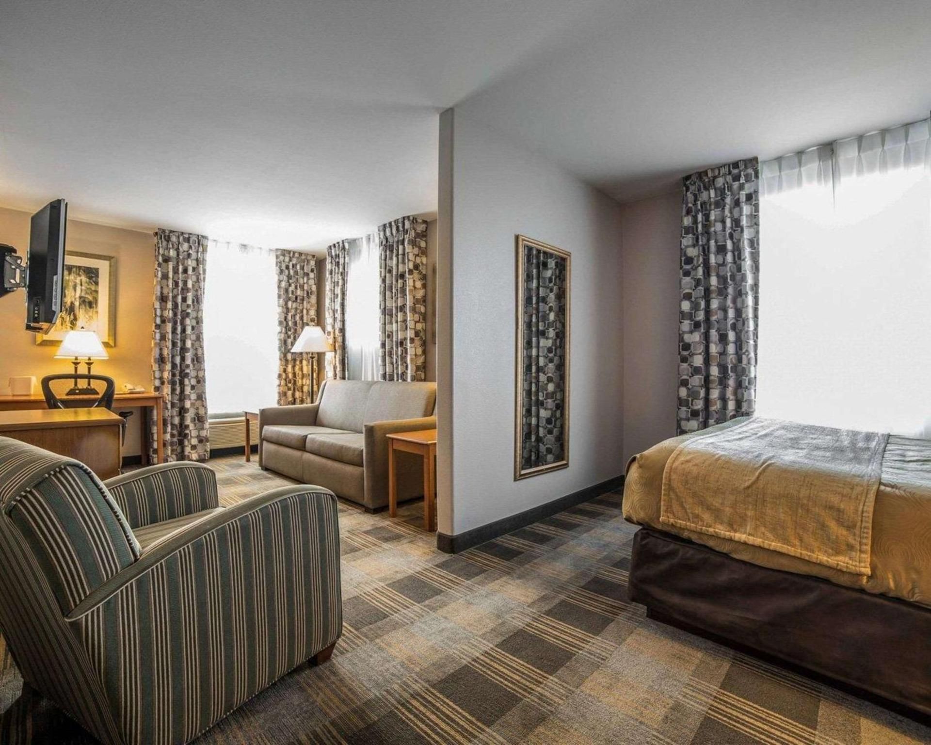 1 Queen Bed, Suite, Nonsmoking
