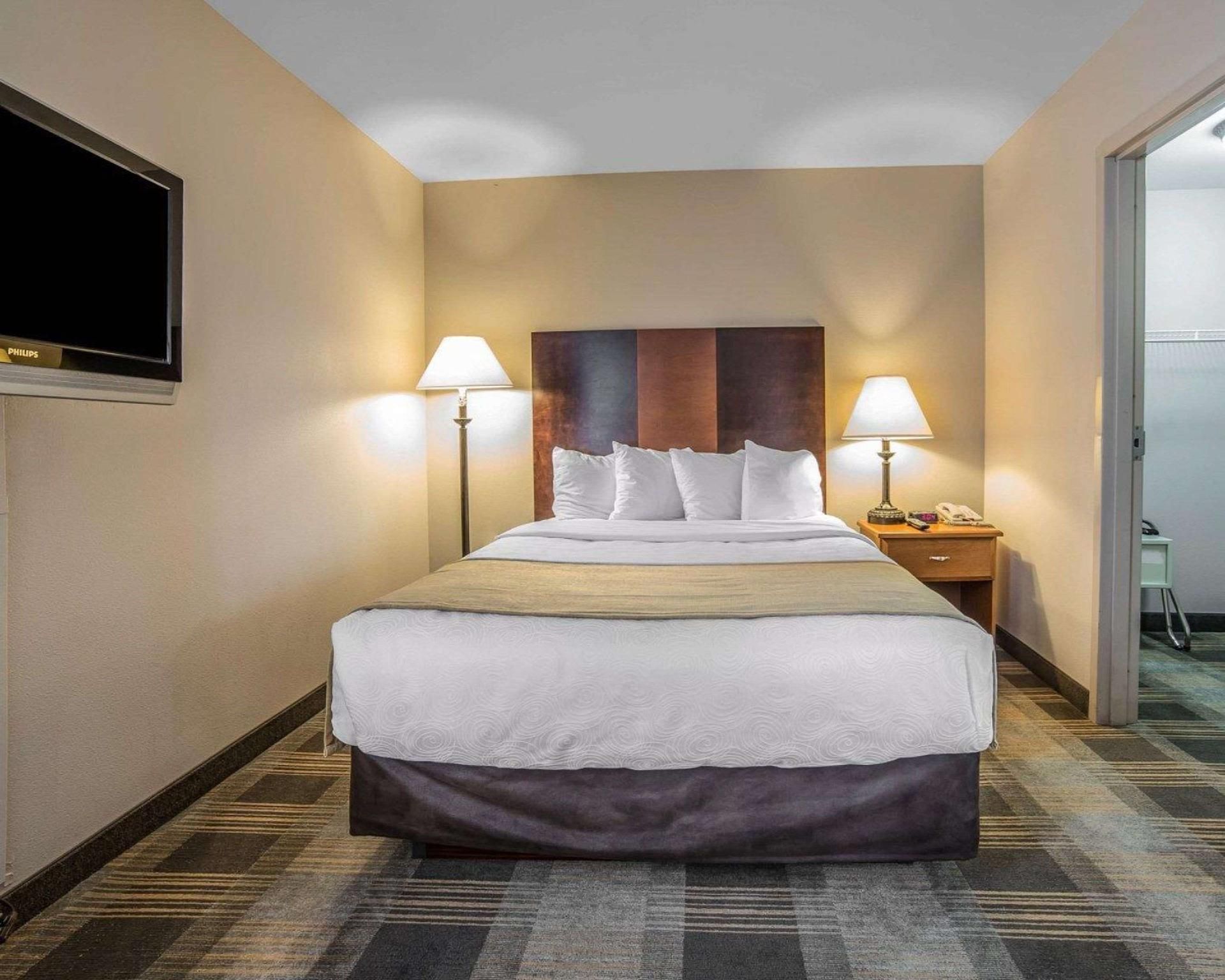 1 Queen Bed, Efficiency, Suite, Nonsmoking, Accessible