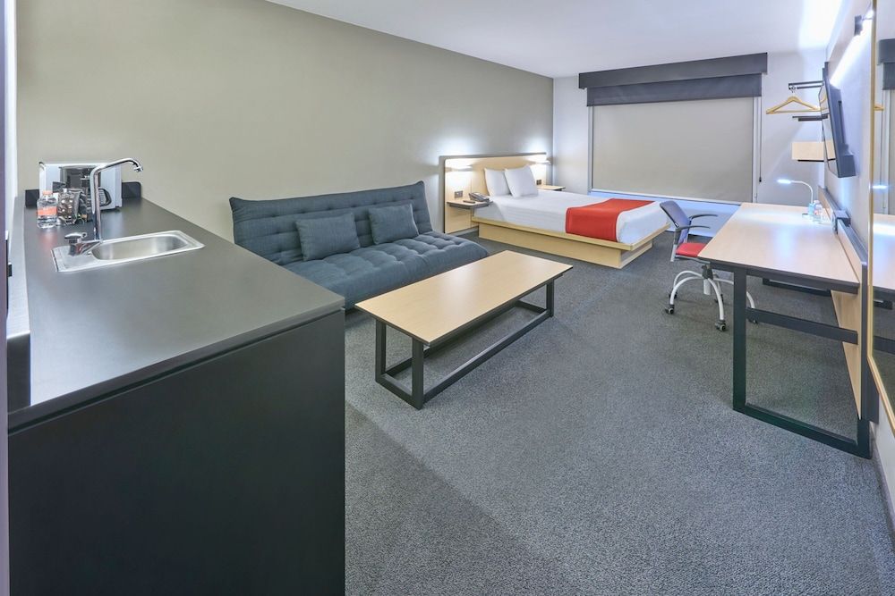 City Express by Marriott Toluca Superior Room, 1 Queen Bed with Sofa bed, Non Smoking 5