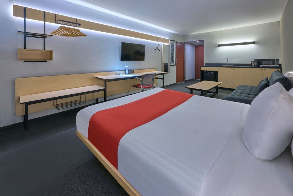 City Express by Marriott Toluca Superior Room, 1 Queen Bed with Sofa bed, Non Smoking 4