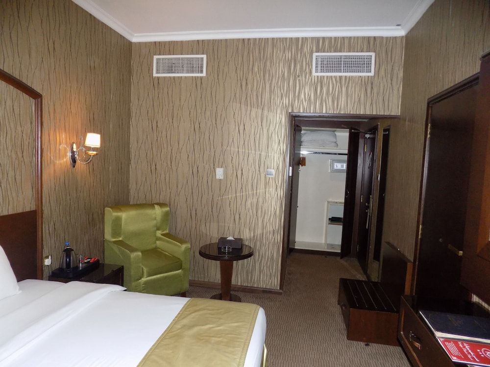 Kings Park Hotel Deluxe Room 2