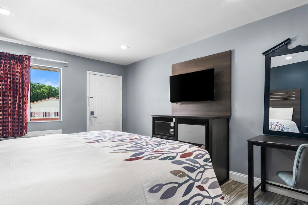 Americas Best Value Inn & Suites Siloam Springs Room, 1 King Bed, Smoking 5