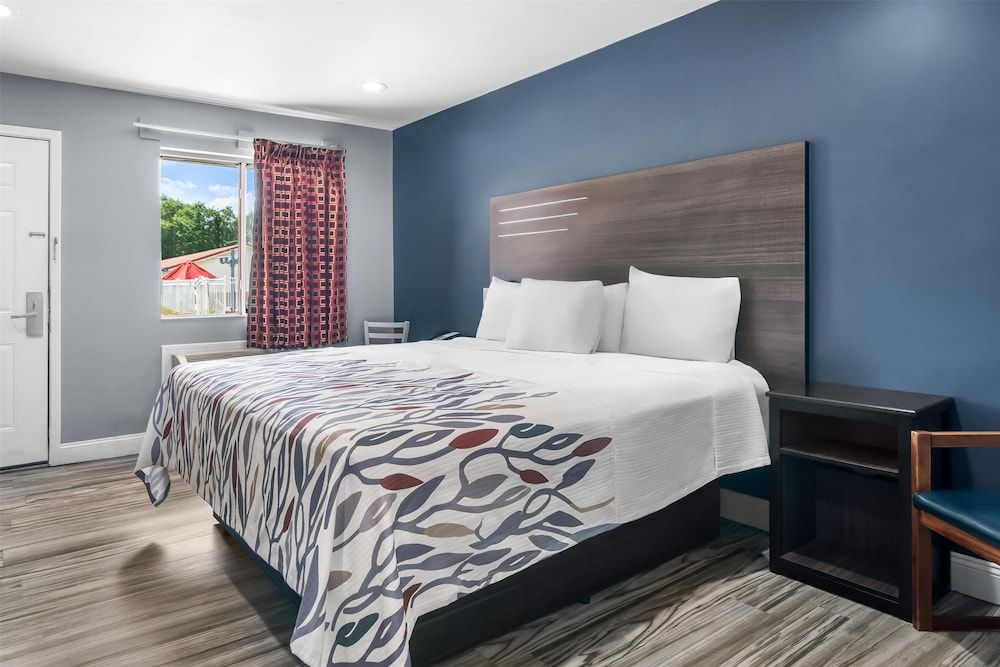 Americas Best Value Inn & Suites Siloam Springs Room, 1 King Bed, Smoking