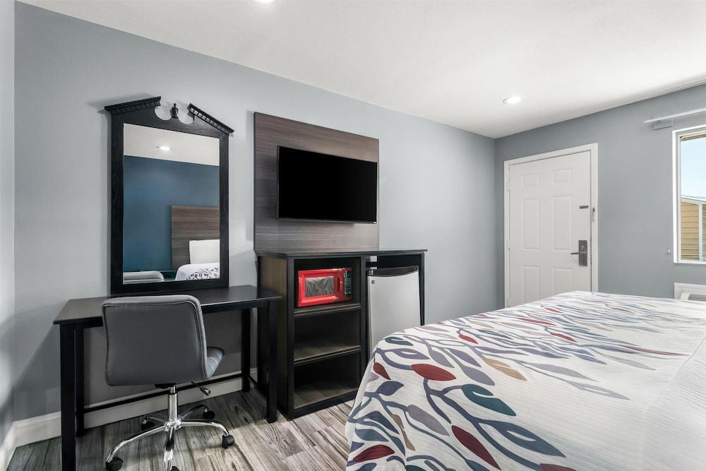 Americas Best Value Inn & Suites Siloam Springs Room, 1 King Bed, Smoking 2