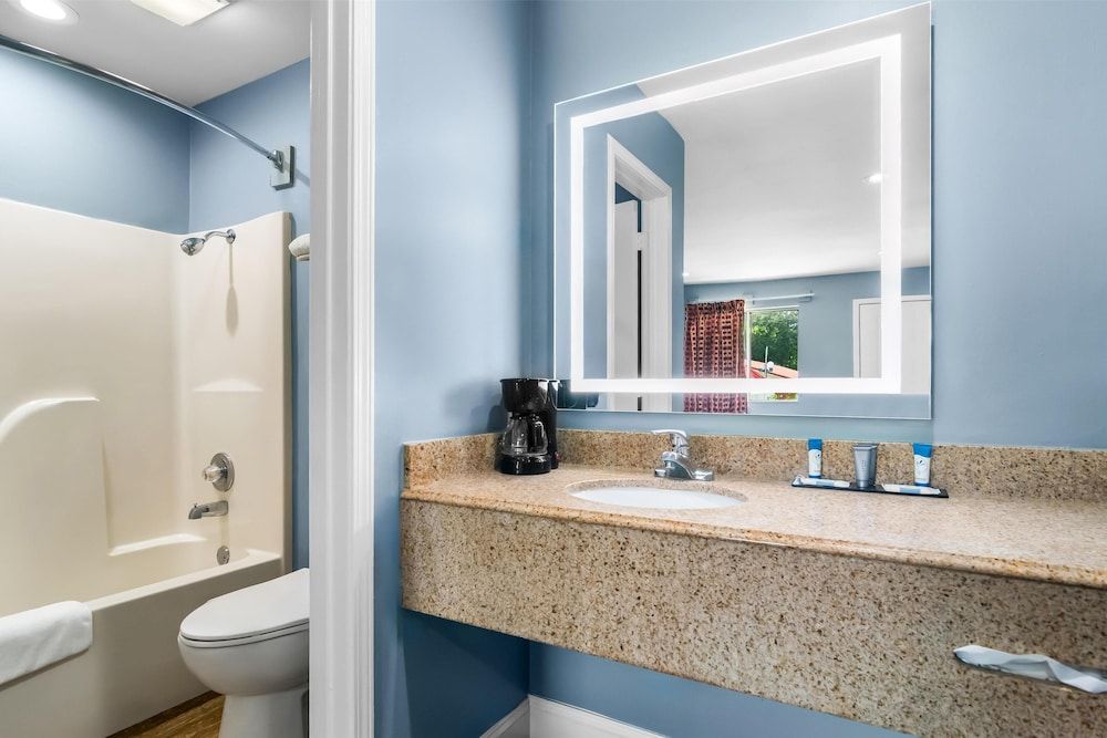 Americas Best Value Inn & Suites Siloam Springs Room, 1 King Bed, Smoking 8