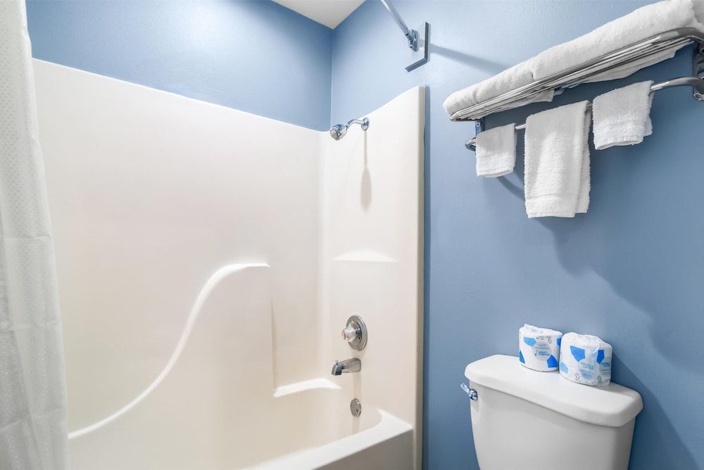 Americas Best Value Inn & Suites Siloam Springs Room, 1 King Bed, Smoking 10