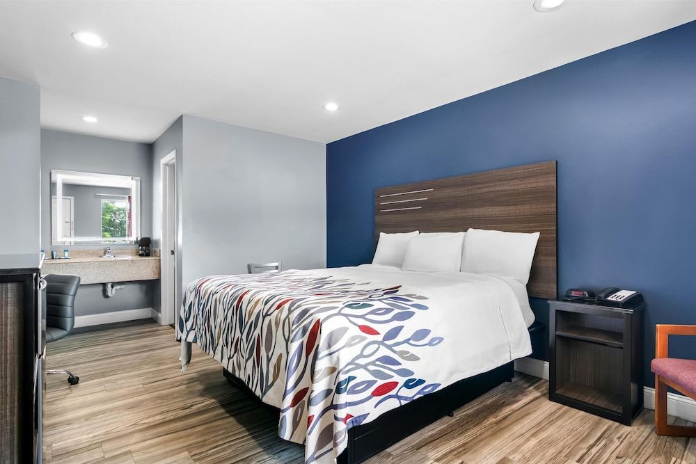 Americas Best Value Inn & Suites Siloam Springs Room, 1 King Bed, Smoking 3