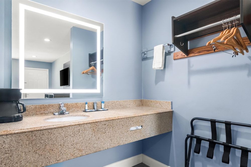 Americas Best Value Inn & Suites Siloam Springs Room, 1 King Bed, Smoking 9