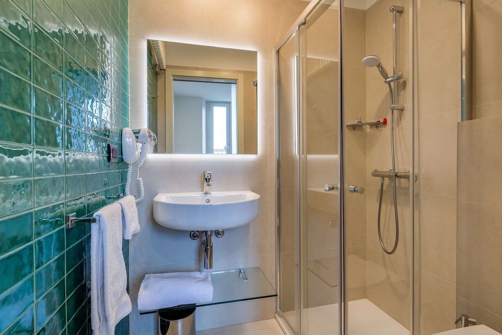 Best Western Plus Royal Superga Hotel Standard Room, 1 Queen Bed, Non Smoking (with Single Sofabed) 4