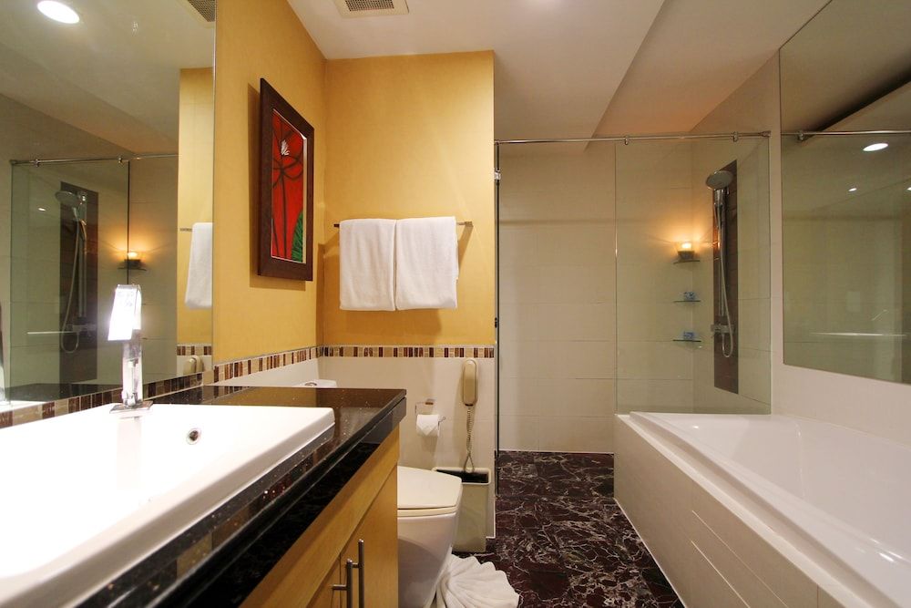 Urbana Sathorn Hotel One Bedroom Deluxe Suite with Bathtub 4