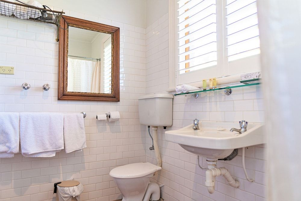 Buxton Manor Classic Apartment, 3 Bedrooms, Garden Area 6