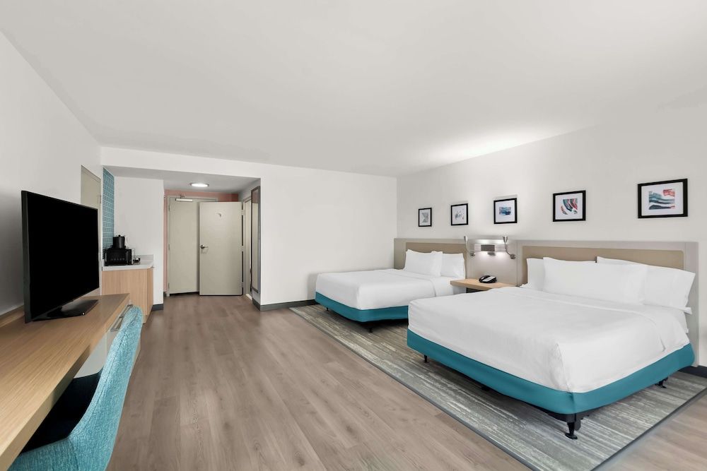 Room, 2 Queen Beds, Accessible, Bathtub (Hearing Impaired)