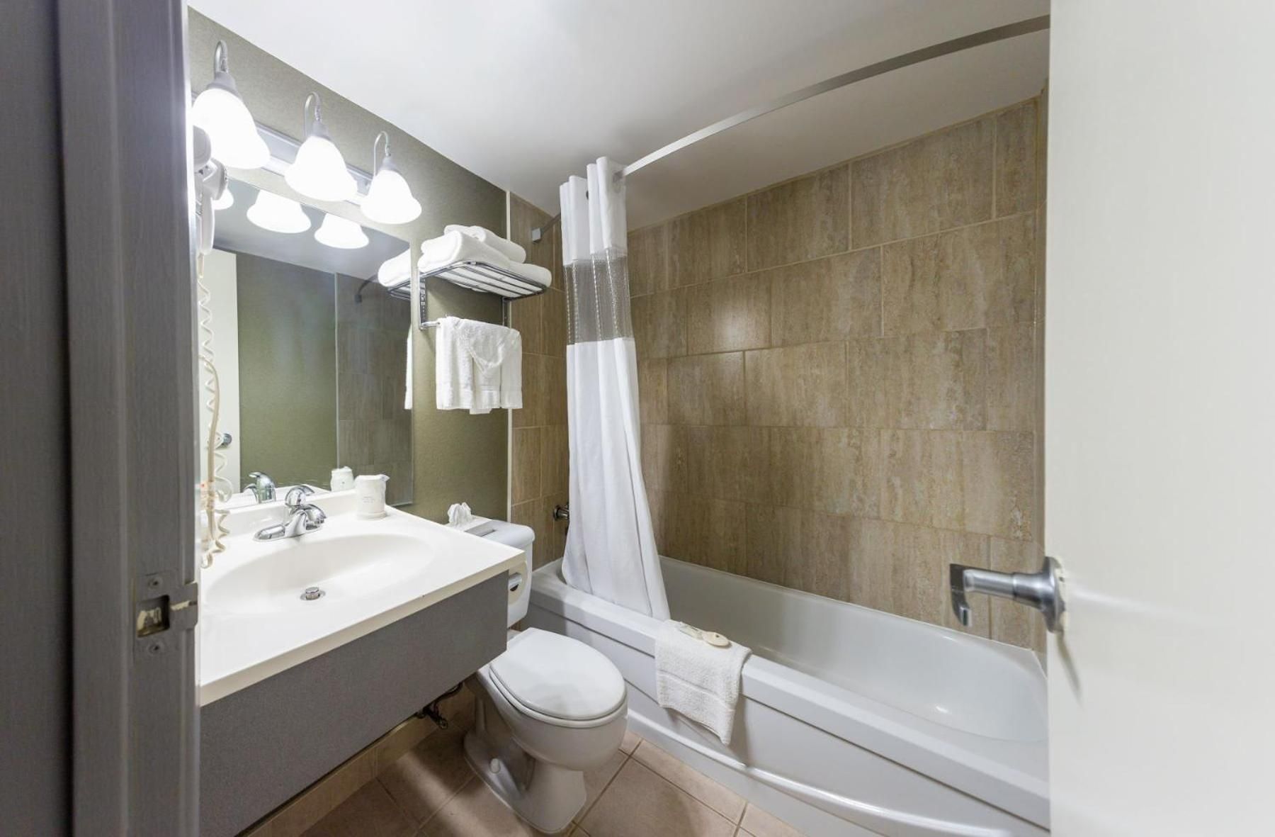 undefined Days Inn by Wyndham Fallsview 7