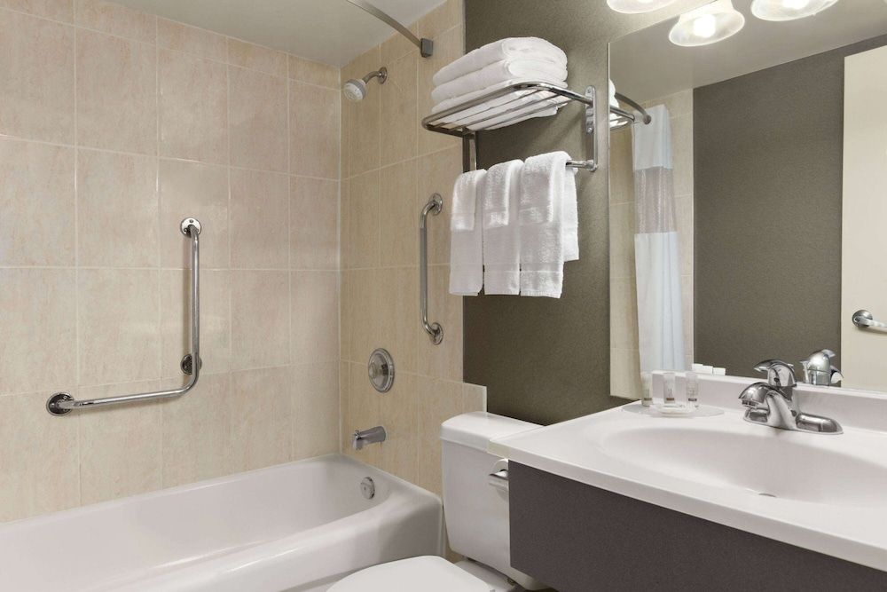 undefined Days Inn by Wyndham Fallsview 10