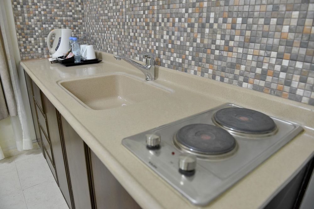 Four Seasons Hotel Apartments Studio 18