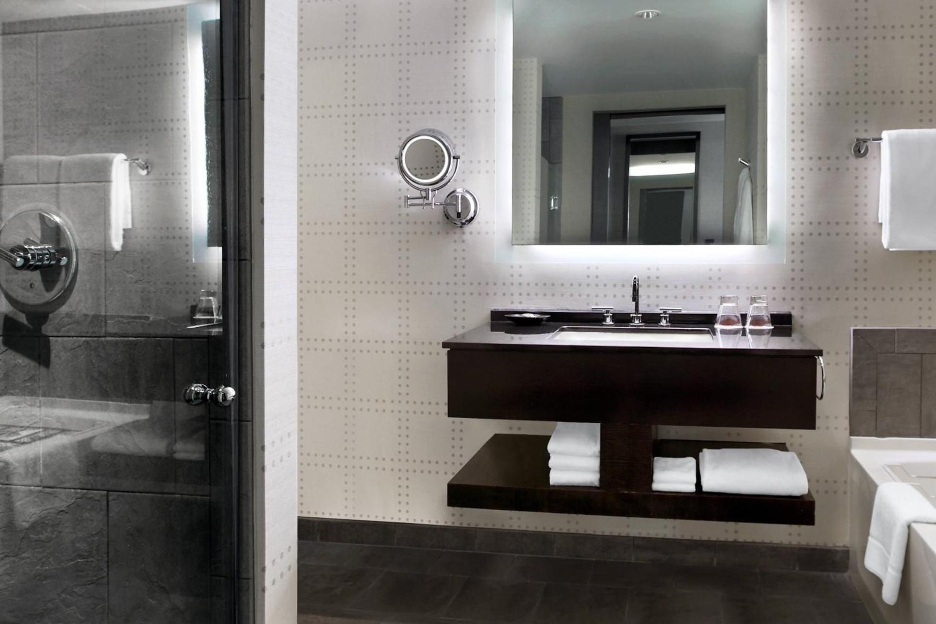 Grand Deluxe King Room with City View and Adapted Tub - Mobility and Hearing Accessible/Upper Floor