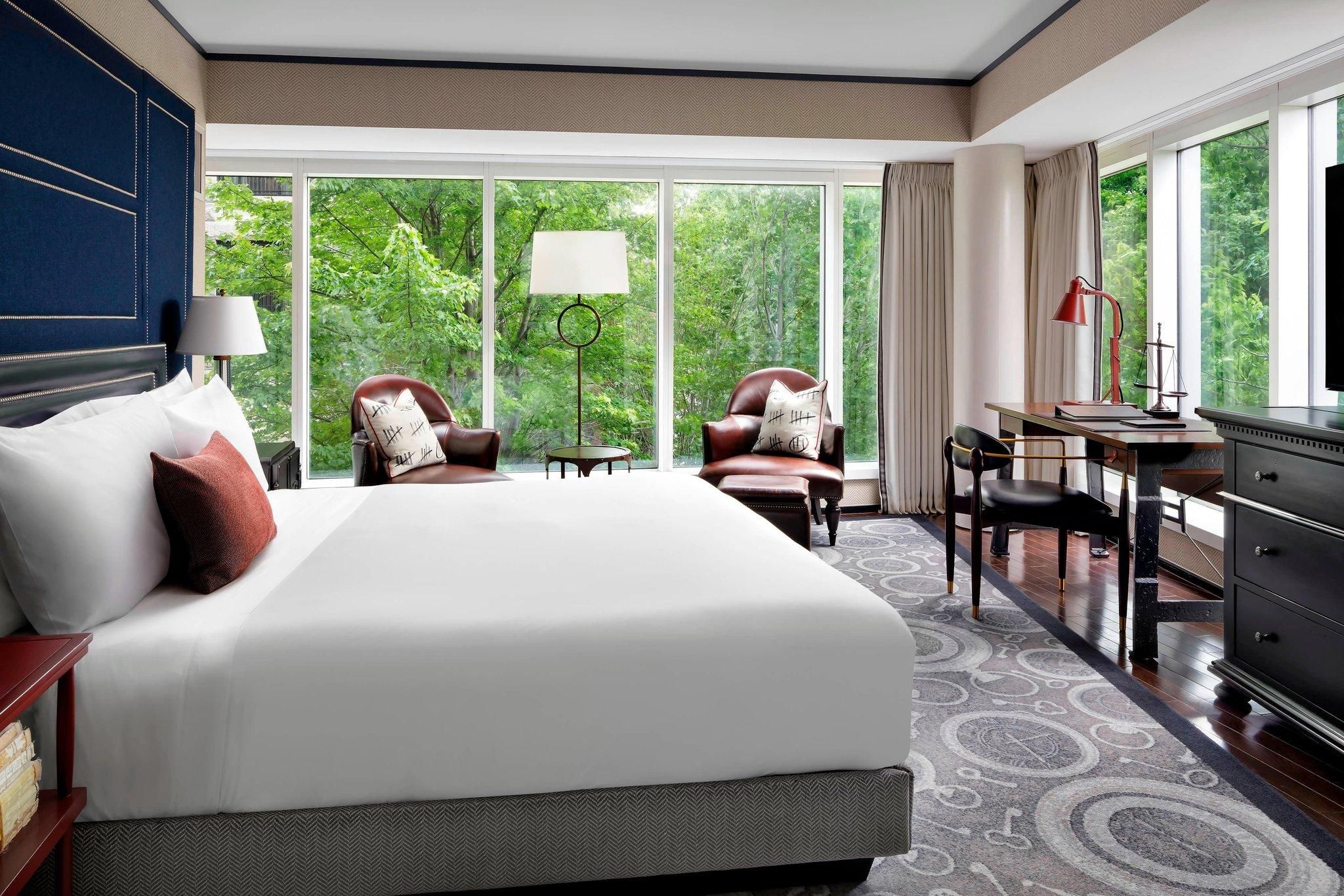 Grand Deluxe, Larger Guest room, 1 King, Corner room, Away from elevator