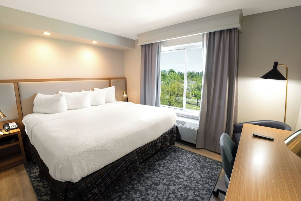 Executive Suite, 1 King Bed with Sofa bed (Mobility/Hearing Accessible, Tub)