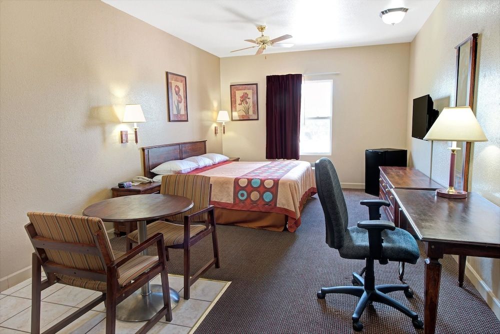 Room, 1 King Bed, Non Smoking, Kitchenette