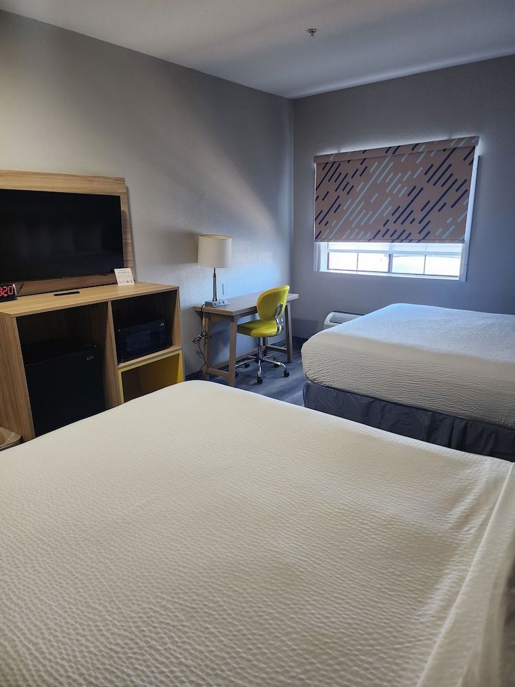 Days Inn & Suites by Wyndham Tucson/Marana Standard Room, 2 Queen Beds 3